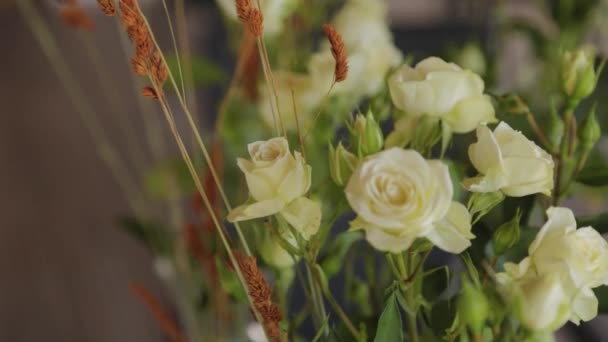 Όμορφα λουλούδια για το τραπέζι των διακοπών. — Αρχείο Βίντεο