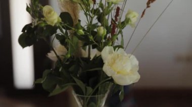 Şenlik masasındaki cam vazoda güzel çiçekler.