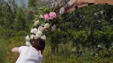 Düğün dekoratörü, evlilik kayıt yerini taze çiçeklerle dekore ediyor..
