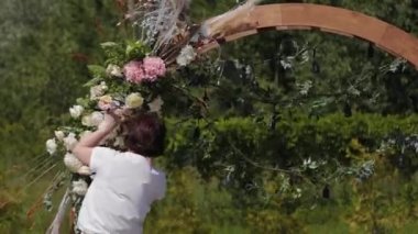 Düğün dekoratörü, evlilik kayıt yerini taze çiçeklerle dekore ediyor..