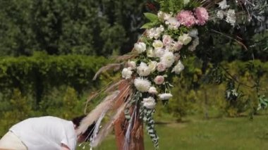 Düğün dekoratörü, evlilik kayıt yerini taze çiçeklerle dekore ediyor..
