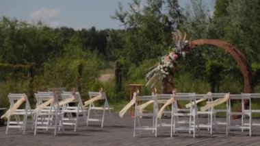 Çıkış kaydında süslü kemer var. Dekor çıkış kaydı doğada