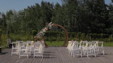 Çıkış kaydında süslü kemer var. Dekor çıkış kaydı doğada