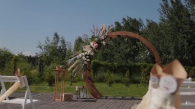 Çıkış kaydında süslü kemer var. Dekor çıkış kaydı doğada