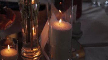Düğünde mumlarla süslenmiş güzel bir masa..