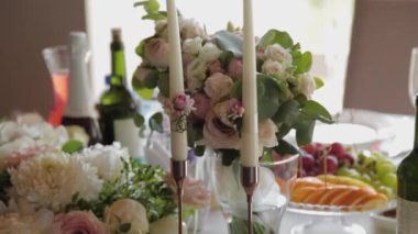 Düğünde mumlarla süslenmiş güzel bir masa..