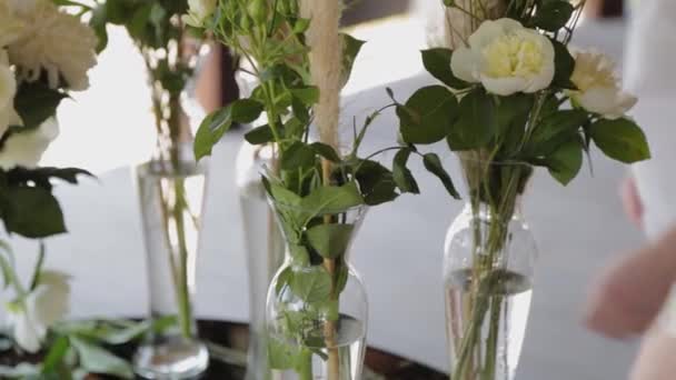 Lindas flores para a mesa de férias . — Vídeo de Stock