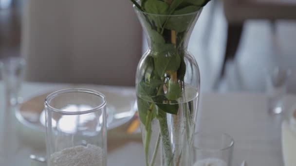 Lindas flores em um vaso de vidro na mesa festiva . — Vídeo de Stock