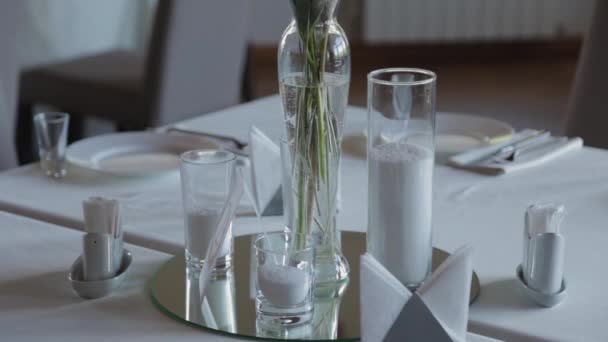 Bellissimi fiori in un vaso di vetro sul tavolo festivo. — Video Stock