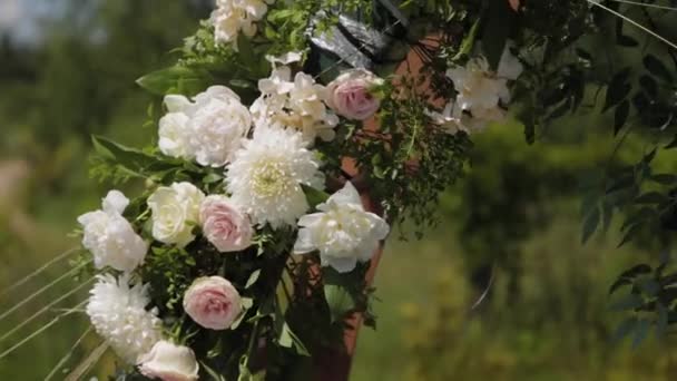 Svatební dekoratér zdobí místo registrace sňatku s čerstvými květy. — Stock video