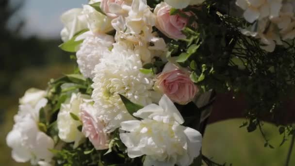 Décorateur de mariage décore le lieu d'enregistrement du mariage avec des fleurs fraîches. — Video