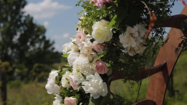 Hochzeitsdekorateur schmückt den Ort der Trauung mit frischen Blumen. — Stockvideo