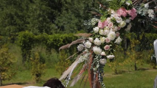 Decorador de casamento decora o lugar de registro de casamento com flores frescas . — Vídeo de Stock