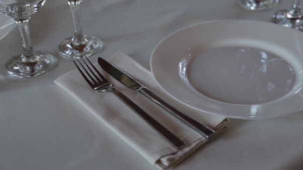 식당에서 아름답게 차려 놓은 식탁. — 비디오