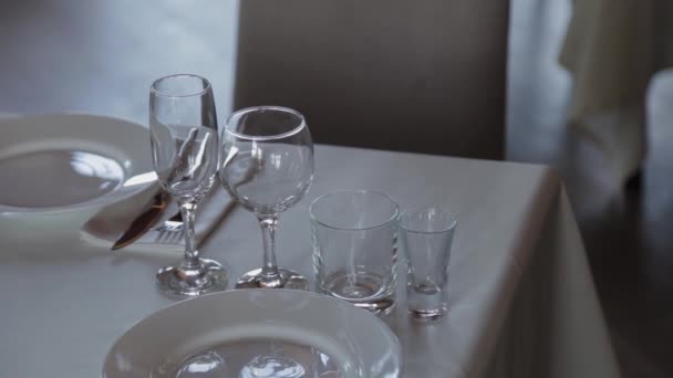 Όμορφα σερβίρεται τραπέζι σε ένα εστιατόριο. — Αρχείο Βίντεο