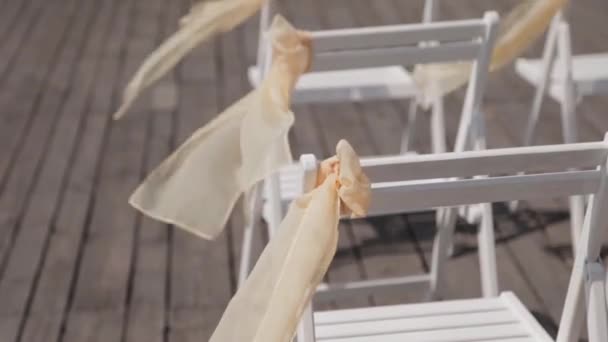 Красивые стулья с лентами на свадебном приеме . — стоковое видео