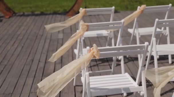 Hermosas sillas con cintas en la recepción de la boda . — Vídeos de Stock