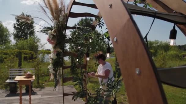 Arche décorée sur l'enregistrement de sortie. Décor sortie enregistrement dans la nature — Video