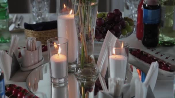 Mesa bellamente decorada con velas en una boda . — Vídeo de stock