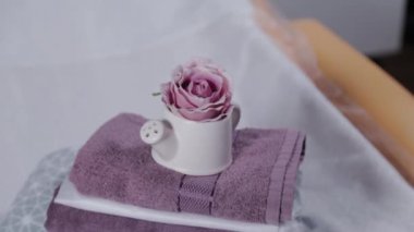 Temiz havluları olan bir güzellik salonunda kanepe..