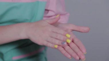 Genç bir kadın ellerini birbirine sürtüyor..