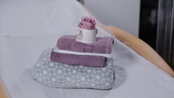 Sofá en un salón de belleza con toallas limpias . — Vídeo de stock