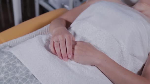 아름다운 여인 이 미용실에서 손을 잡다. — 비디오