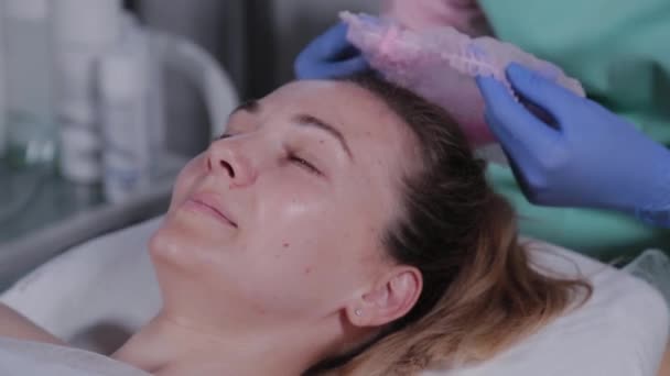 Esteticista profissional coloca chapéu em cliente para mulher . — Vídeo de Stock