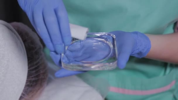 Professional beautician pours a mixture for the mask. — Stock Video