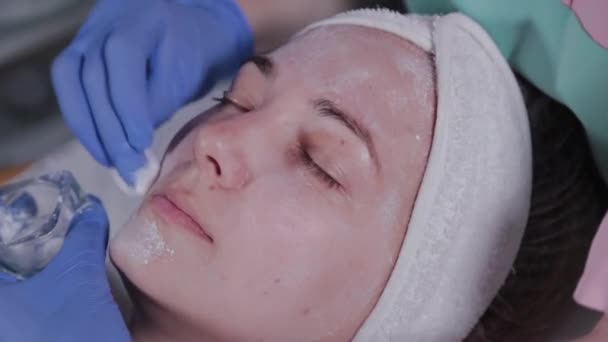 Esthéticienne applique de la poudre de talc sur le visage femme. — Video