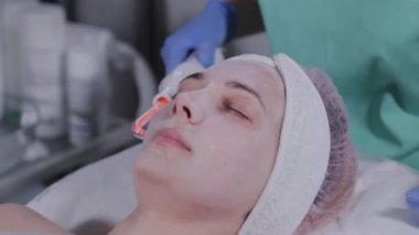 Elektrik darsonval yüz masajı yordamı alma.