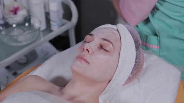 Esthéticienne applique de la poudre de talc sur le visage femme. — Video