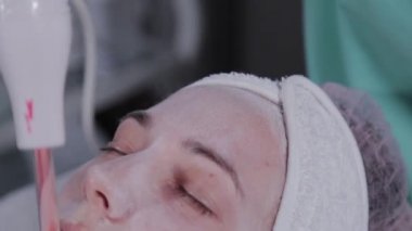 Elektrik darsonval yüz masajı yordamı alma.