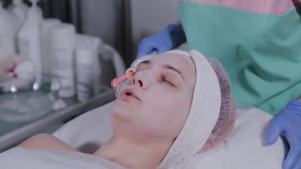 Recepción de darsonval eléctrico procedimiento de masaje facial . — Vídeo de stock