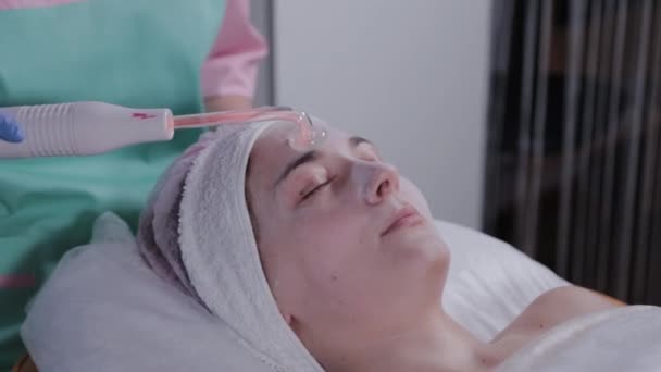 Recepción de darsonval eléctrico procedimiento de masaje facial . — Vídeos de Stock