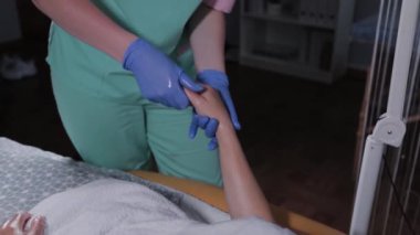 Profesyonel güzellik uzmanı kadınlara el masajı yapar..