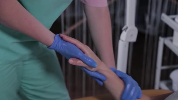 Professionell kosmetolog gör handmassage till kvinna. — Stockvideo