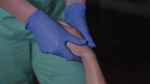 Professionele schoonheidsspecialiste doet hand massage naar vrouw. — Stockvideo
