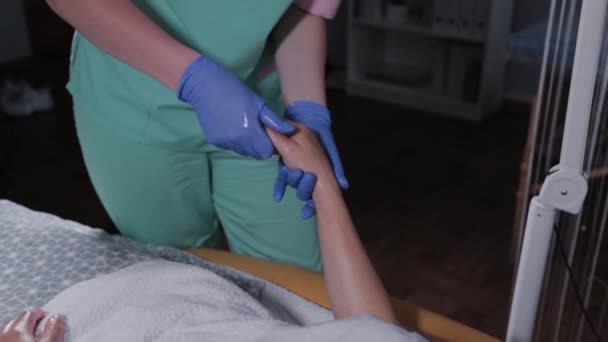 Professionele schoonheidsspecialiste doet hand massage naar vrouw. — Stockvideo