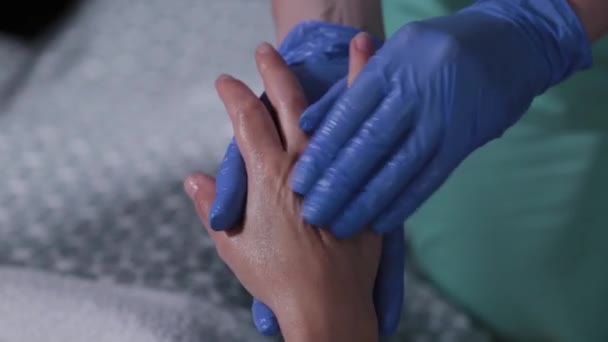 Esteticista profesional hace masaje de manos a la mujer . — Vídeo de stock