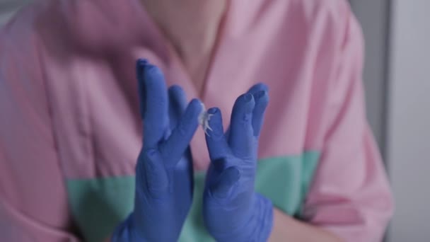 Профессиональный косметолог смешивает сливки на пальцах . — стоковое видео
