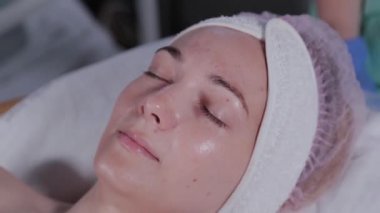 Kozmetik biliminden sonra güzel bir kadın.