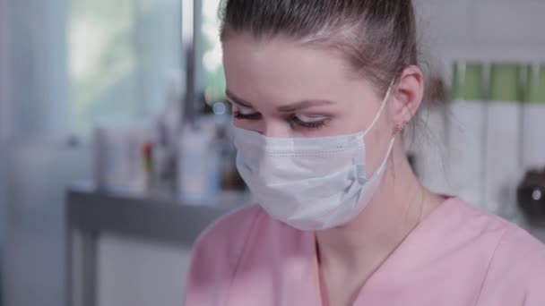 Mulher bonita em uma máscara médica . — Vídeo de Stock