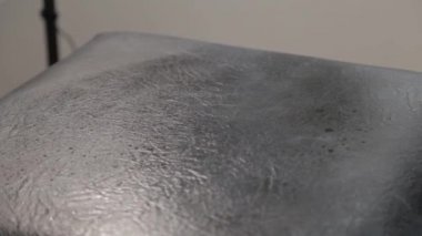 Güzellik uzmanı kanepeyi peçeteyle siler..