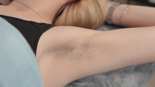 Mladá žena s přerostlými podpažními jamkami v Shugaring salonu. — Stock video
