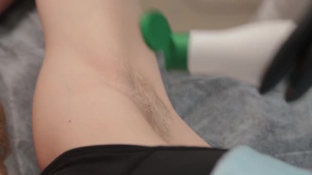 Beautist förbereder kvinnors armhålor för shugaring. — Stockvideo