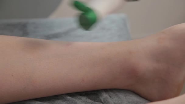 Estetista prepara le gambe di una giovane donna per shugaring. — Video Stock
