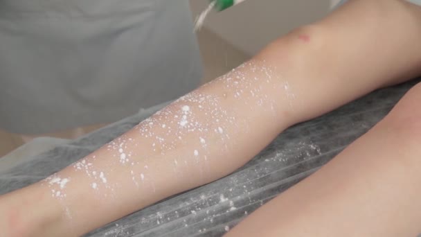 Kosmetička připravuje nohy mladé ženy na objímání. — Stock video