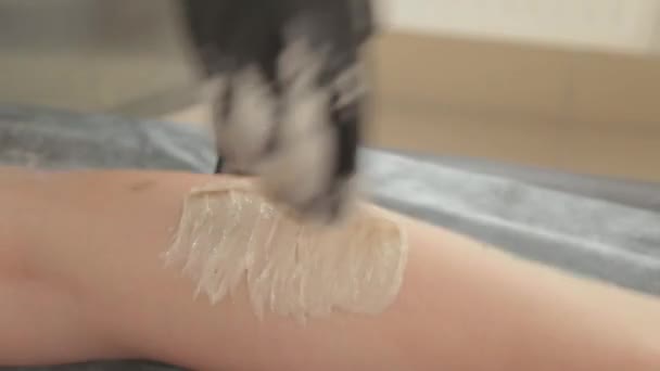 Beautician doet huiveren op de benen van een jonge vrouw. — Stockvideo