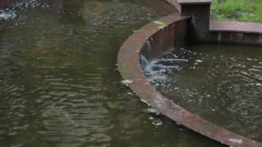 Parktaki güzel katmanlı çeşme.